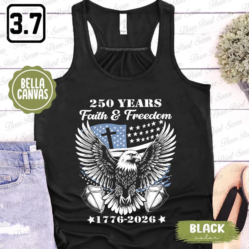 Puede incluir: Camiseta sin mangas negra con un dise&ntilde;o patri&oacute;tico que presenta un &aacute;guila con las alas extendidas, una cruz y el texto "250 YEARS Faith & Freedom 1776-2026". La camiseta sin mangas Bella Canvas tiene un estilo de espalda nadadora.