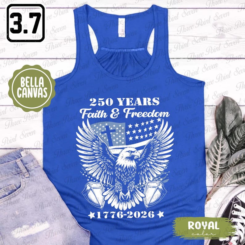 Puede incluir: Camiseta sin mangas azul real con un gr&aacute;fico blanco de un &aacute;guila, bandera estadounidense y texto que dice "250 YEARS Faith & Freedom" y "1776-2026". La camiseta sin mangas Bella Canvas es de estilo racerback.