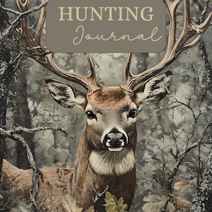 Puede incluir: Una portada de diario de caza con un fondo de camuflaje que presenta un ciervo de cola blanca con grandes cuernos. El texto "HUNTING Journal" se muestra en un rectángulo marrón.