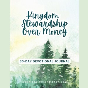 Może przedstawiać: Dziennik z napisem "Kingdom Stewardship Over Money" w turkusowym skrypcie. Okładka przedstawia akwarelę lasu i gór w odcieniach zieleni i błękitu. Tekst "30-DAY DEVOTIONAL JOURNAL" jest również dołączony.