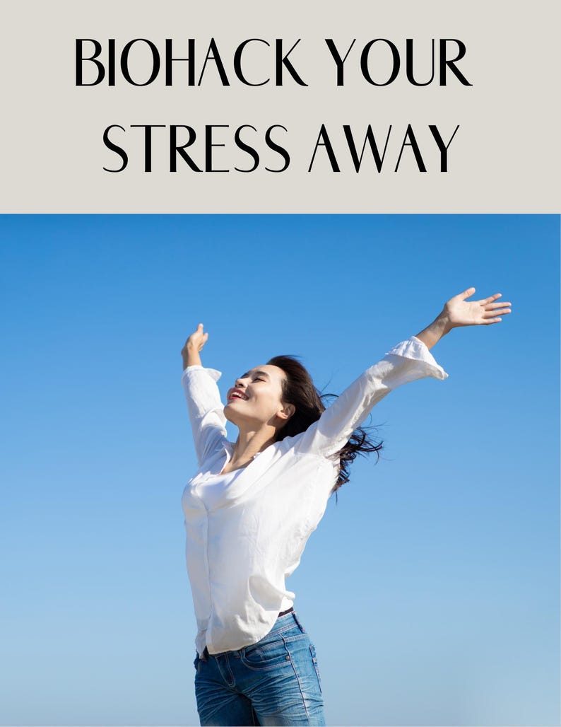 Może przedstawiać: Kobieta z uniesionymi rękami, uśmiechająca się, na tle jasnoniebieskiego nieba. Tekst "BIOHACK YOUR STRESS AWAY" jest wyświetlany nad obrazem.