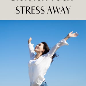 Könnte beinhalten: Eine Frau mit erhobenen Armen, lächelnd, vor einem strahlend blauen Himmel. Der Text "BIOHACK YOUR STRESS AWAY" wird über dem Bild angezeigt.