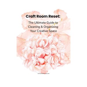Op de afbeelding: Een boekomslag met de titel "Craft Room Reset: The Ultimate Guide to Cleaning & Organizing Your Creative Space." Het ontwerp toont een aquarel bloemstuk in roze en perziktinten, met de Etsy shop URL onderaan.