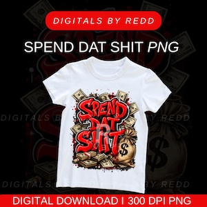 Può includere: Una t-shirt bianca a maniche corte con una stampa grafica che riporta il testo rosso SPEND DAT SHIT, circondato da illustrazioni di banconote sparse e un sacco di soldi beige con un simbolo del dollaro nero su sfondo scuro.
