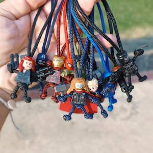 Ręcznie robione Avengers Paracord Buddies, breloczek z paracordu, brelok, smycz, prezent dla niego, prezent dla niej, breloczek do kluczy, brelok z paracordem.