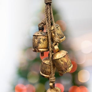 Set di 5 campanelli natalizi rustici: decorazioni in ferro fatte a mano e appese