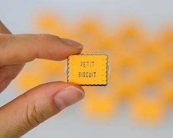 Tea Biscuit enamel pin with "petit biscuit" inscription french cookie from Nantes Brittany