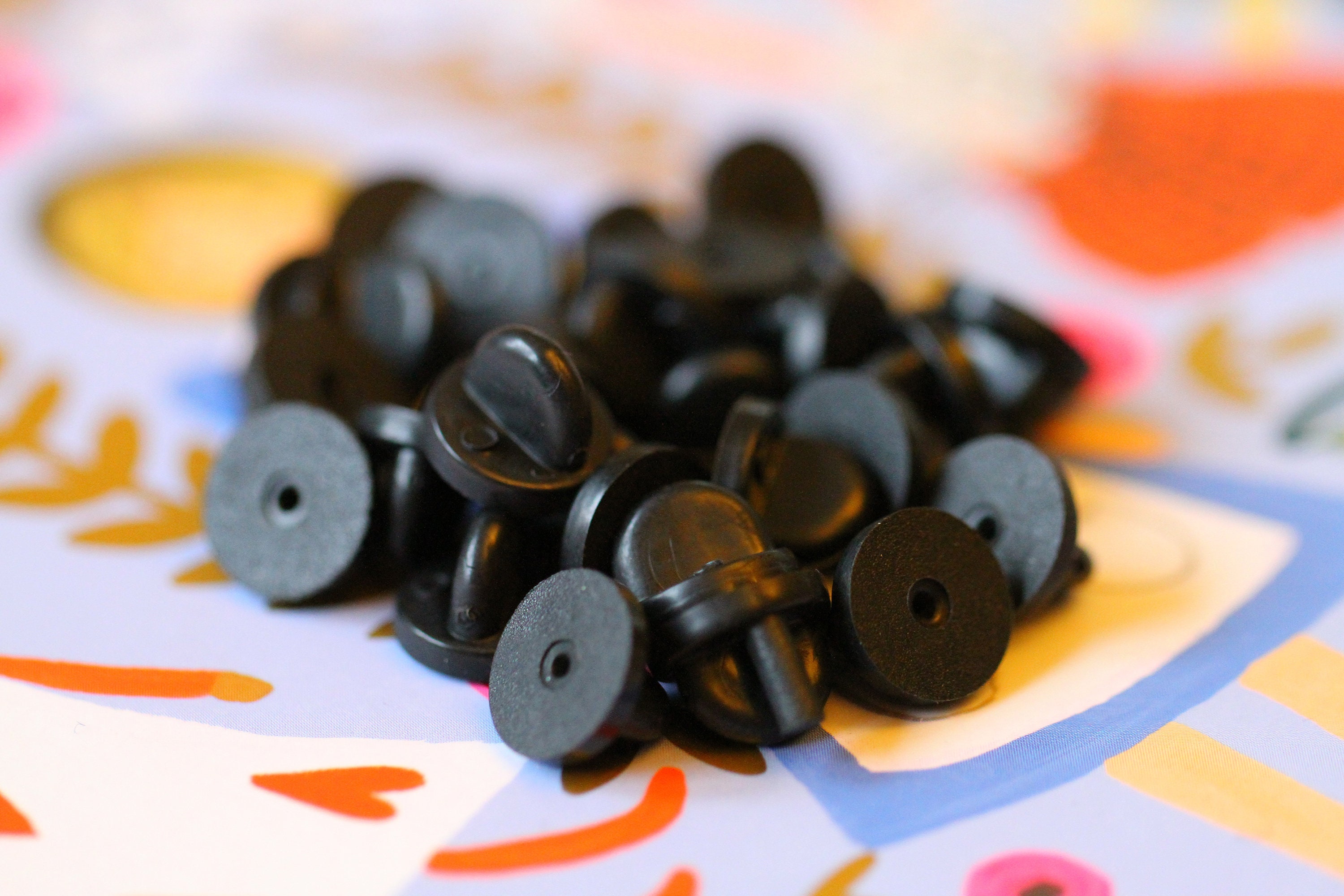 ROSENICE 100 Stück Gummi Pin Backs für alle Reversstifte