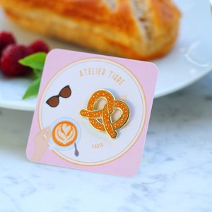 Pin's émaillé bretzel alsacien patisserie salée traditionnelle alsacienne image 2