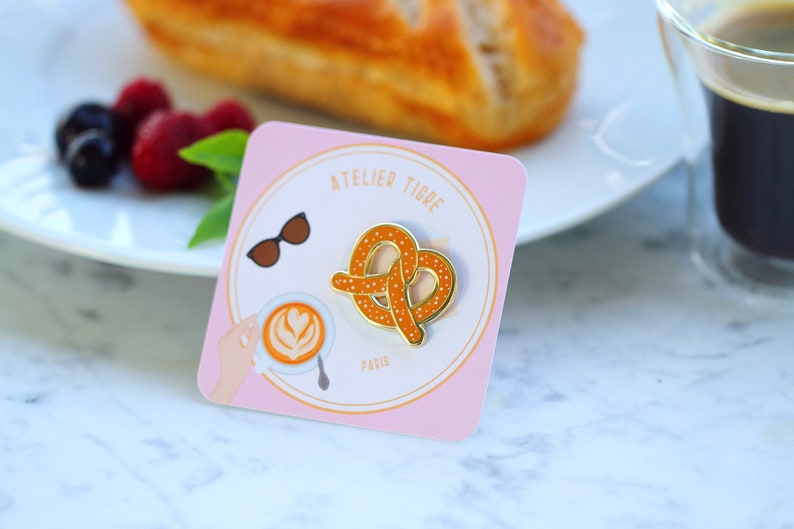 Pin's émaillé bretzel alsacien patisserie salée traditionnelle alsacienne image 2