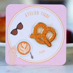 Pin's émaillé bretzel alsacien patisserie salée traditionnelle alsacienne image 4