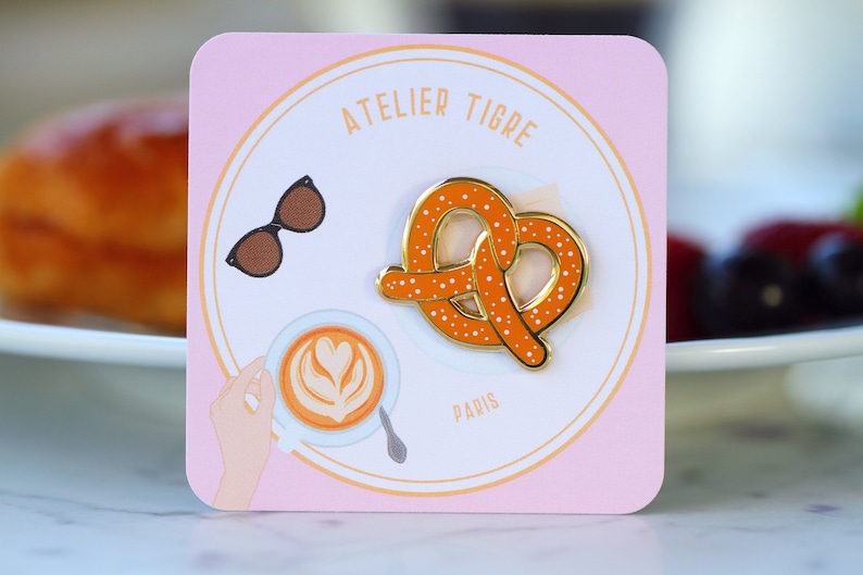 Pin's émaillé bretzel alsacien patisserie salée traditionnelle alsacienne image 4