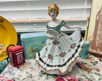 Stara porcelanowa figurka damy z wachlarzem