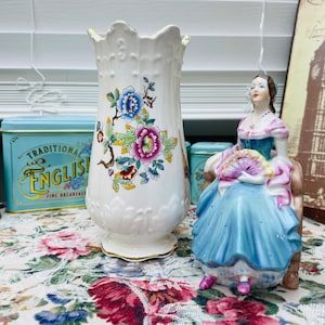 Vintage 1960s Aynsley English Bone China Vase