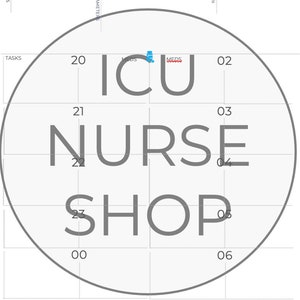 Może przedstawiać: Biało-szara grafika w stylu kalendarza z tekstem "ICU NURSE SHOP" dużymi, pogrubionymi literami. Projekt zawiera okrągły element z ponumerowanymi sekcjami oraz słowami "LINES & IVFS", "CTTS & PARAMETERS", "PAIN & PRNS" i "TASKS".
