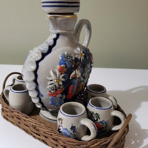 Decanter in ceramica della Germania occidentale e set da 6 tazze con vassoio in vimini originale, fatto a mano, ceramica tedesca dipinta a mano, vintage e raro, bellissimo set