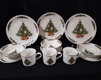11 Piece Set Plates Bowls and Mugs Christmas Dinner Set By Table Tops Unlimited Heritage Collection Holidays Dinnerware ONLY 2 BOWLS!!!