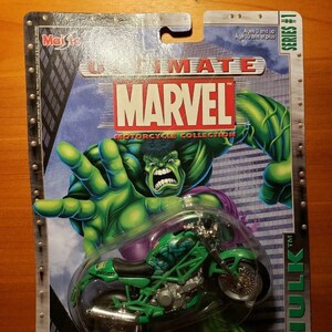 Op de afbeelding: Een groene en zwarte speelgoedmotorfiets met de woorden "Ultimate Marvel Motorcycle Collection" en "Hulk" op de verpakking. De motorfiets is een Ducati Monster.