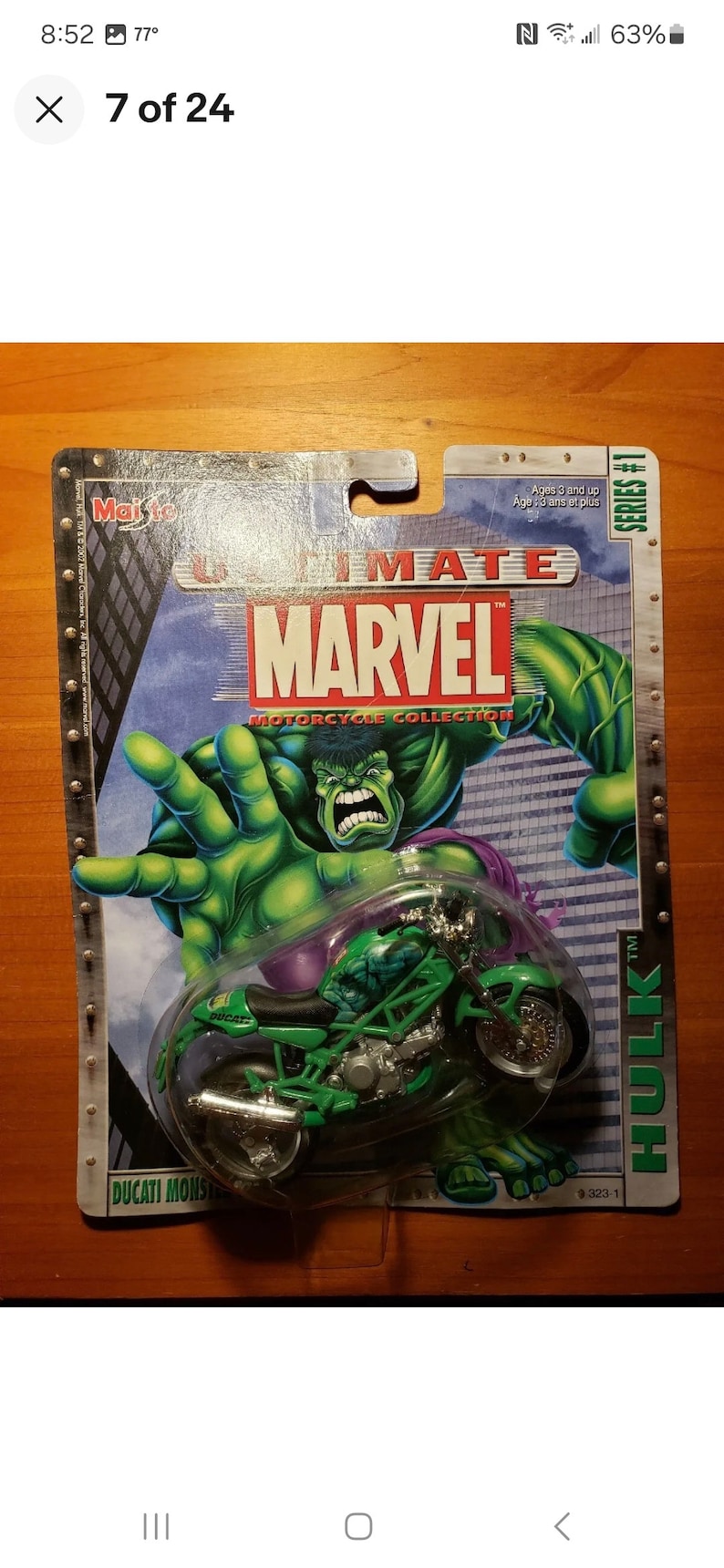 Op de afbeelding: Een groene en zwarte speelgoedmotorfiets met de woorden "Ultimate Marvel Motorcycle Collection" en "Hulk" op de verpakking. De motorfiets is een Ducati Monster.