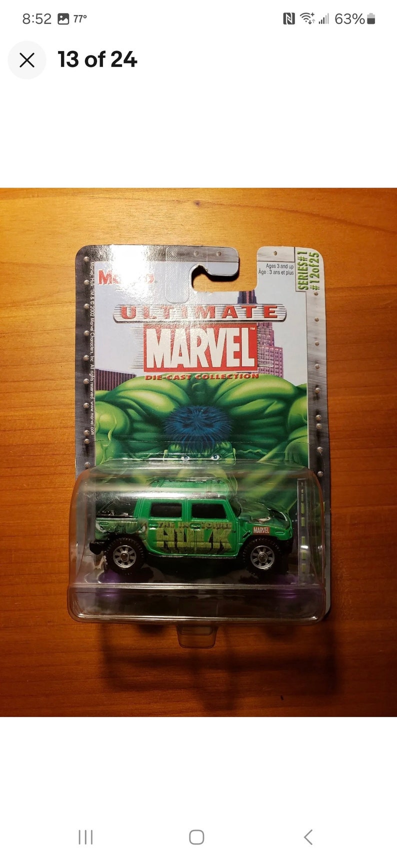 Op de afbeelding: Een groene speelgoedauto van gegoten metaal met de tekst "The Incredible Hulk" aan de zijkant. De auto zit in een plastic verpakking met een afbeelding van Hulk op de achterkant. De verpakking is gelabeld met "Ultimate Marvel Die-Cast Collection Serie #1 #120/225".