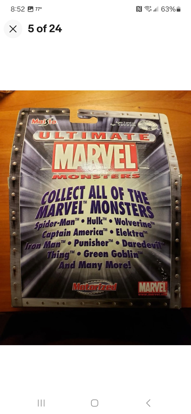 Op de afbeelding: Een zilveren en zwarte kartonnen doos met een zilveren metalen ontwerp. De doos heeft de tekst "Ultimate Marvel Monsters" en een lijst met Marvel-personages, waaronder Spider-Man, Hulk, Wolverine, Captain America, Elektra, Iron Man, Punisher, Daredevil, Thing en Green Goblin. De doos bevat ook de tekst "Motorized" en het Marvel-logo.