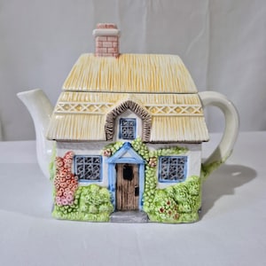 Tetera de cerámica vintage con techo de paja, escena primaveral y flores en relieve, con tapa, de Annie Rowe. Juego de café y té. Decoración de mesa nostálgica.