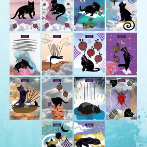 以下が含まれることがあります： 黒猫と毛糸玉が描かれた、幻想的でカラフルなデザインのタロットデッキ。各カードには、ユニークなポーズと背景を持つ異なる猫が描かれています。カードはローマ数字で番号が付けられ、剣のマークが付けられています。