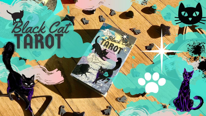 以下が含まれることがあります： 黒猫タロットデッキの箱。前面に黒猫のイラストが描かれています。箱は黒猫の置物と足跡で囲まれています。