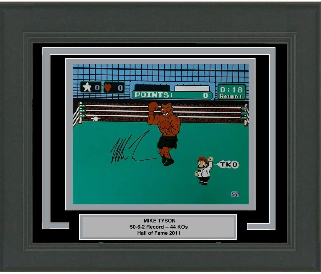 Mike Tyson joue au jeu-vidéo Mike Tyson's Punch-Out pour la première