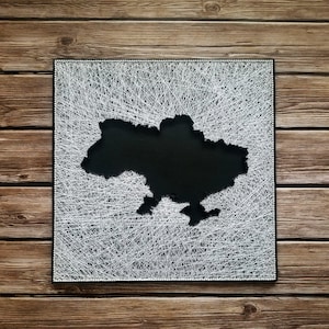 Arte de cuerda Ucrania / Mapa blanco negro de Ucrania / Colgante de pared monocromo / Arte de símbolos de Ucrania / Geometría de cuerda sagrada / Arte de cuerda blanca