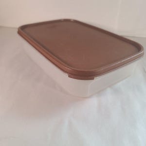 Puede incluir: Un juego de tres tazas de cerámica con un acabado mate moteado. Las tazas son de color crema, gris claro y gris oscuro. Cada taza tiene un diseño simple y moderno y un asa redondeada.