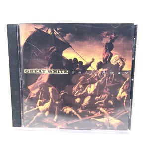 Op de afbeelding: Een cd-hoesje met het album "Sail Away" van Great White. De hoes toont een dramatische scène van figuren op een boot, met de bandnaam en albumtitel in witte tekst.