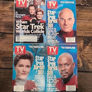 Puede incluir: Cuatro revistas TV Guide vintage con portadas de Star Trek. Presentan a los miembros del reparto y el texto "Star Trek Turns 30!" y "When Star Trek Worlds Collide." Las revistas están sobre una superficie de madera.