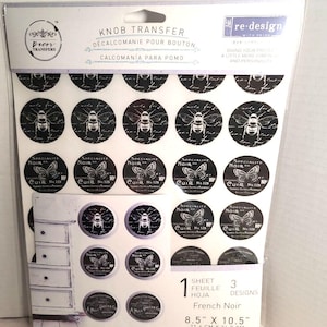 Könnte beinhalten: Eine weiße Keramik-Tasse mit schwarzem Henkel und dem Text "But First, Coffee" in handschriftlichem Stil. Die Tasse steht auf einer weißen Oberfläche. Die Tasse ist etwa 10 cm hoch.