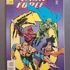 Puede incluir: Portada del cómic Justice League Task Force. La imagen muestra a varios superhéroes disfrazados en poses de acción sobre un fondo púrpura. El título está en letras grandes y estilizadas. Publicación de DC Comics.