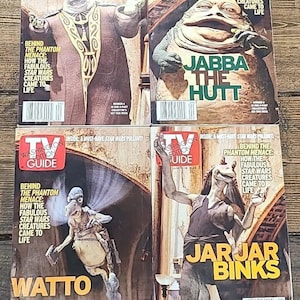 Puede incluir: Cuatro revistas vintage "TV Guide" con los personajes de Star Wars Boss Nass, Jabba the Hutt, Watto y Jar Jar Binks. Cada portada tiene el logo "Washington Edition" y texto sobre la Amenaza Fantasma.