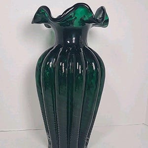 Vintage Emerald Green Swirl Ruffle Glass Vase Spiral Ruffled 10&quot;