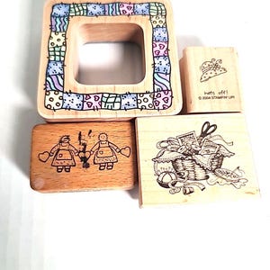 Puede incluir: Un juego de tres tazas de cerámica con un acabado moteado y mate. Las tazas son en tonos crema, gris claro y gris oscuro. Cada taza tiene un diseño simple y minimalista, ideal para café o té.