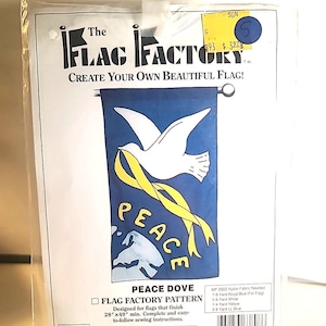 Könnte beinhalten: Nähset für Peace Dove Flag Factory. Das Muster ist für Flaggen konzipiert, die 71 cm x 124 cm groß sind. Das Set enthält Anweisungen zum Nähen der Flagge. Das Bild zeigt eine weiße Taube mit einem gelben Band, einem blauen Hintergrund und dem Wort "PEACE" in weißen Buchstaben.