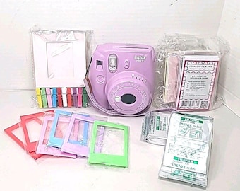 Cámara instantánea Fujifilm Instax Mini 9 color lila con 2 accesorios para película.