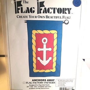 Könnte beinhalten: Ein Bastelmuster für eine Flagge mit Anker-Motiv. Das Muster trägt den Titel "Anchors Away" und stammt von der Marke "Flag Factory". Das Muster enthält Anweisungen für eine Flagge mit den Maßen 71,12 cm x 124,46 cm und listet die benötigten Stoffe für das Projekt auf.