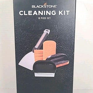 Może przedstawiać: Zestaw do czyszczenia Blackstone, 10-częściowy zestaw, prezentowany na czarnym pudełku. Pudełko zawiera logo Blackstone i białe napisy "Cleaning Kit". Zestaw zawiera narzędzia do czyszczenia, takie jak skrobak, gąbki i szczotki.