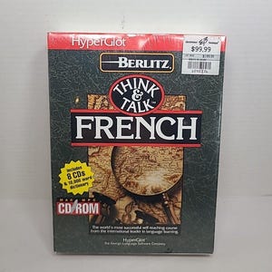 Puede incluir: Un juego de cajas del curso de aprendizaje de idiomas "Think & Talk French" de Berlitz. La caja es principalmente verde oscuro con detalles en rojo y presenta los logotipos "HyperGlot" y "Berlitz". El juego incluye 8 CD y un diccionario de 10.000 palabras.