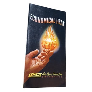Puede incluir: Un anuncio vintage para las estufas de carbón Lennox Auto-Fire & Torrid Zone. El anuncio presenta una mano sosteniendo una llama incandescente sobre un fondo oscuro con el texto "Economical Heat" en blanco.