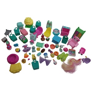 Shopkins Lot Of 50+ Toys & Accessories Figures Furniture Miniatures and Playsets