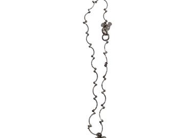 Pulsera delicada de 9 pulgadas con dije de diamantes de imitación y Mickey Mouse oculto de Disney en tono plateado.