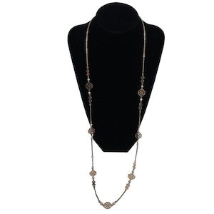 Collar vintage de estación de filigrana en tono dorado de Avon con perlas de imitación de 31 pulg.
