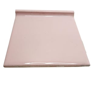 Könnte beinhalten: Eine quadratische, hellrosa Keramikfliese mit einer erhöhten Kante an einer Seite. Die Fliese hat eine glänzende Oberfläche und eine glatte Oberfläche. Die Fliese ist wahrscheinlich für den Einsatz in einer Küche oder einem Badezimmer bestimmt.