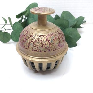 Cloche indienne vintage en laiton gravé avec griffe d'éléphant et battant