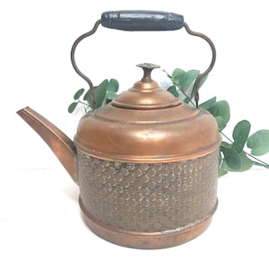 Antik koppar- och mässingsteknikkanna med svart trähandtag